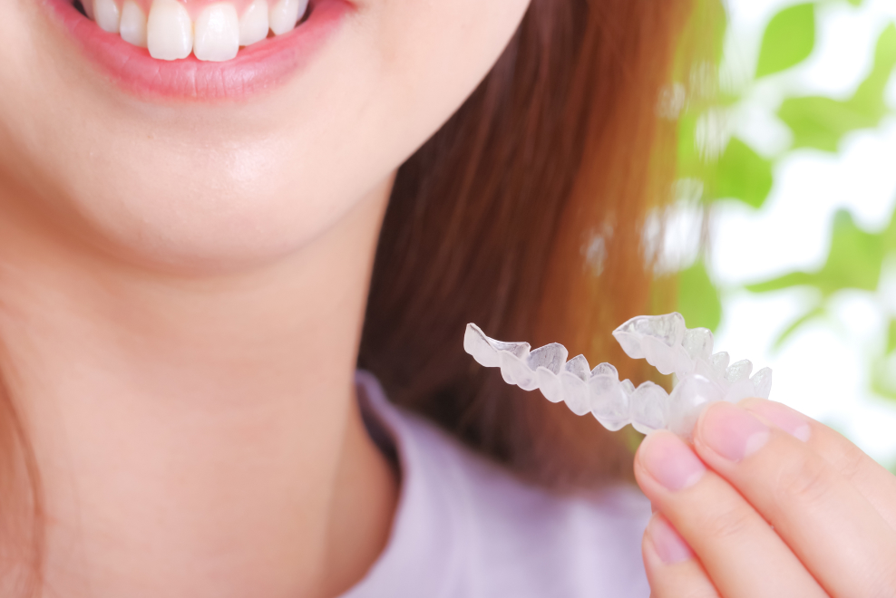 矯正中でも目立ちにくい